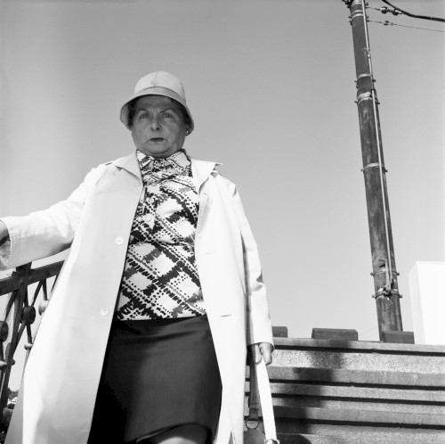 Frau im weißen Mantel, Dresden 1983