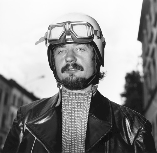 Junger Mann mit Motorradhelm, Zwickau 1983